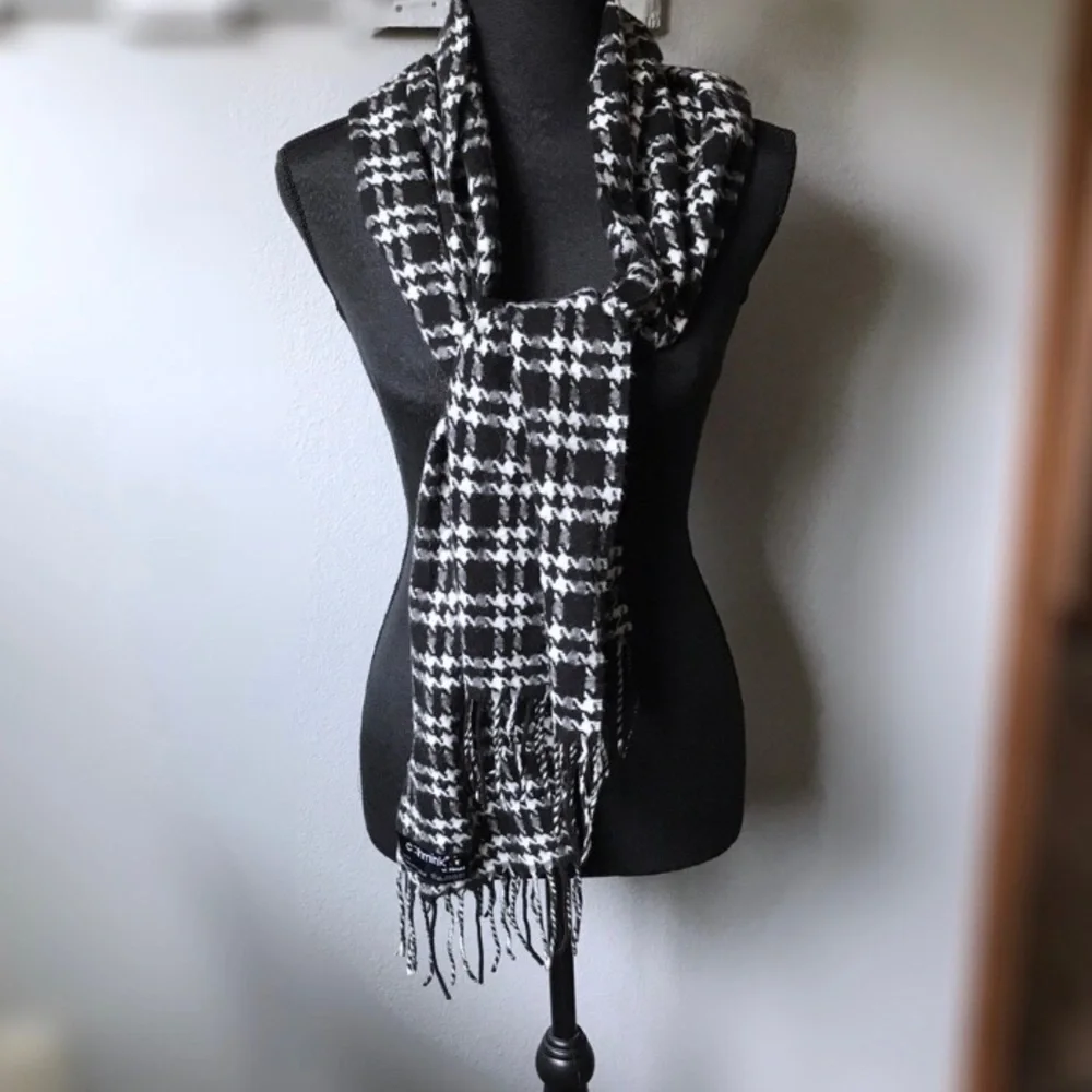 V.FRAAS cashmink Black&White Houndstooth Check plaid fringe scarf